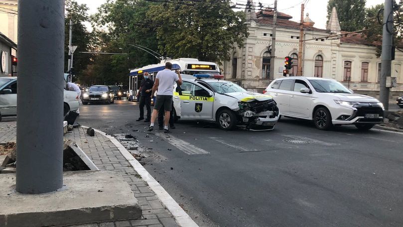 В столице произошла авария с участием полицейской машины.