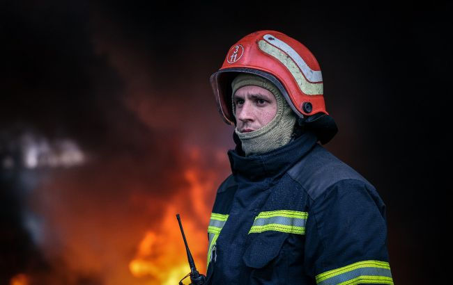 Войска РФ снова ударили по порту в Одессе: есть попадания в резервуары.