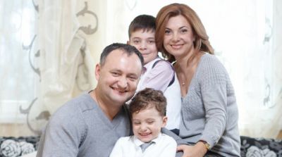 Igor Dodon a scris pe pagina sa de Facebook că cea mai mare realizare la 40 de ani este soția sa și feciorii. Foto: publika.md