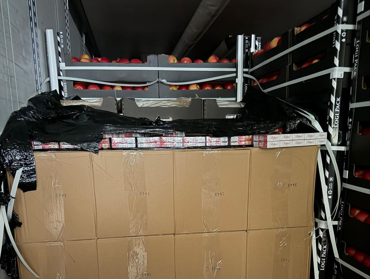 Un camion care transporta milioane de țigări de contrabandă, reținut la ieșirea din Moldova.