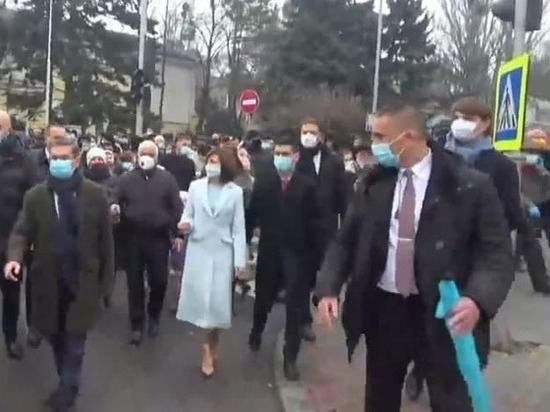 На инаугурацию Санду сопровождали охранники с бронированным зонтом.
