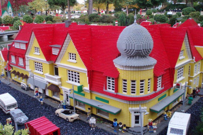 O imensă casă din Lego a fost creată în Danemarca