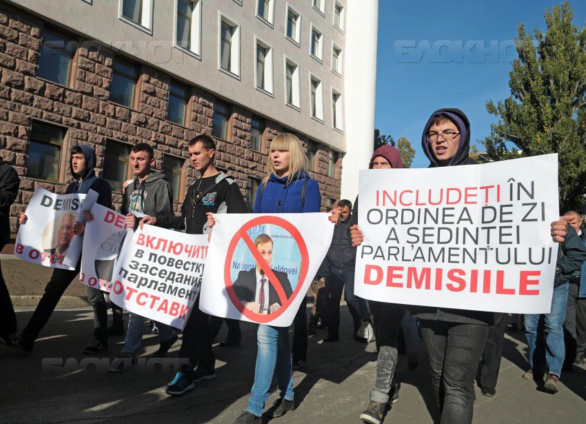 Социалисты подготовили несколько проектов постановлений по отставкам.