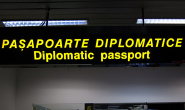 Proiectul de lege care prevede acordarea paşapoartelor diplomatice pe viaţă pentru actualul şi foştii prim-miniştri, votat joi în primă lectură, transmite opiniei publice două mesaje clare.