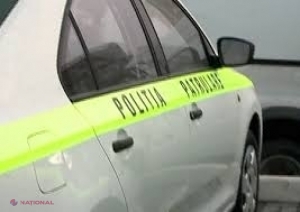Acesta a încetinit, după care a mărit viteza, prinzându-i în portineră un deget de la mâna stângă a poliţistului.