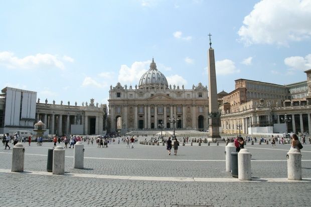 Piaţa Sfântul Petru din Vatican a fost evacuată în urma descoperirii unui pachet suspect. Foto: Pixabay.com
