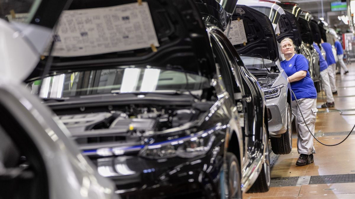 Aproximativ 20.000 de angajați ai Volkswagen au acceptat să demisioneze.