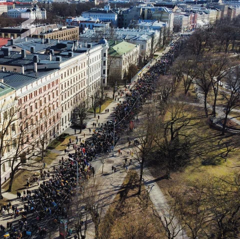В акции в поддержку Украины в Риге участвовали тысячи людей.
