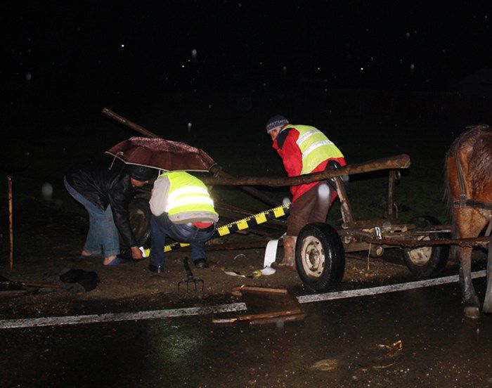 Grav accident cu implicarea unei căruțe. Două persoane, rănite