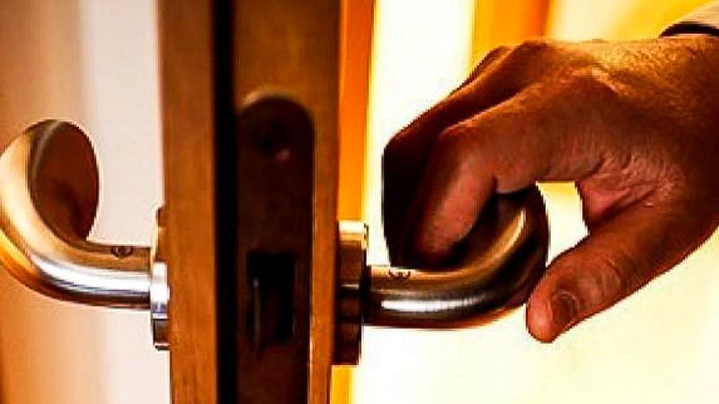Мужчина ворвался в квартиру девушки и пытался связать её из-за громкой музыки.
