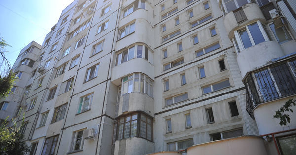 В Бельцах спасли мужчину, упавшего с четвертого этажа.