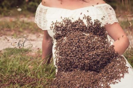 O femeie însărcinată a făcut o serie de fotografii acoperită de albine. 