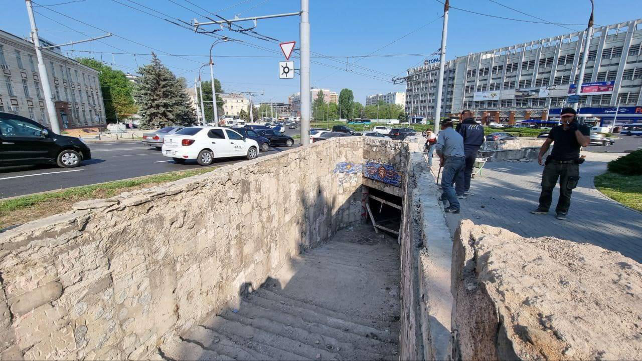 Ремонтируется один из самых больших подземных переходов в столице.