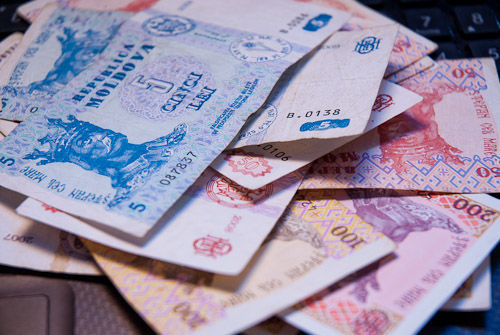 Leul moldovenesc s-a depreciat în raport cu euro și dolarul. Foto: moldova24.info