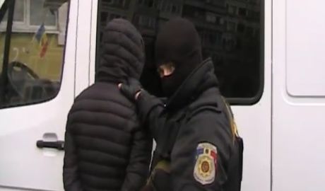 Poliţia a încătuşat 4 presupuşi traficanţi de droguri. Foto: jurnal.md
