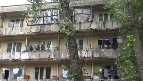 Молдавские общежития: голые стены и разбитые окна.