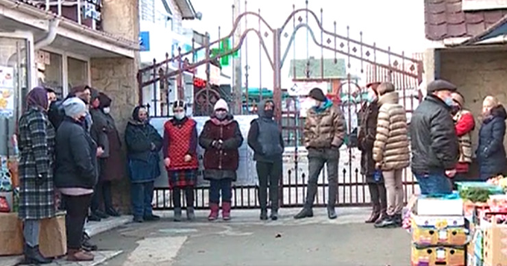 Торговцы рынка во Флорештах остались без мест накануне зимних праздников.