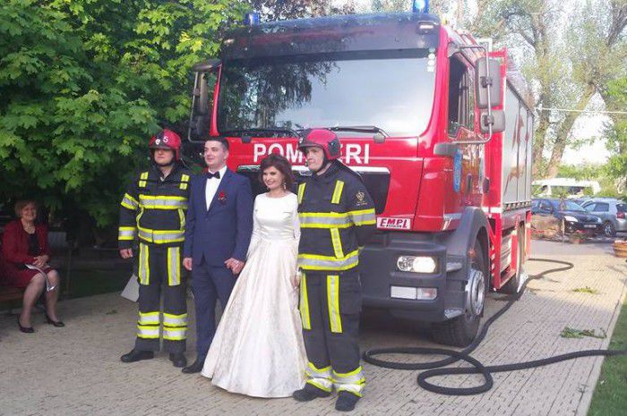 La nuntă, cu autospeciala. Cum a fost surprinsă ofițera de presă al DSE. Foto: unimedia