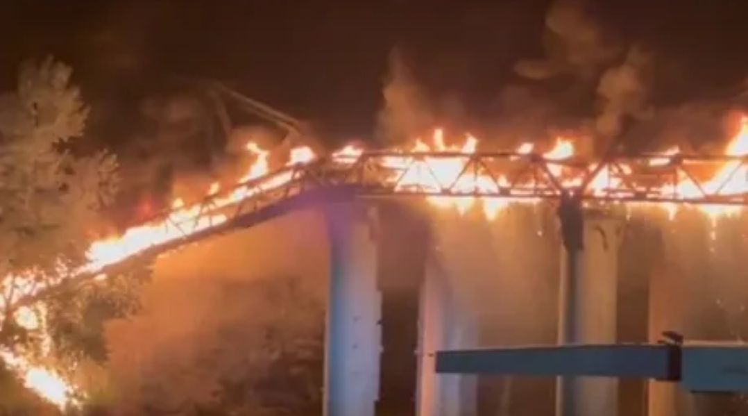 В Риме из-за сильного пожара частично обрушился старинный мост.