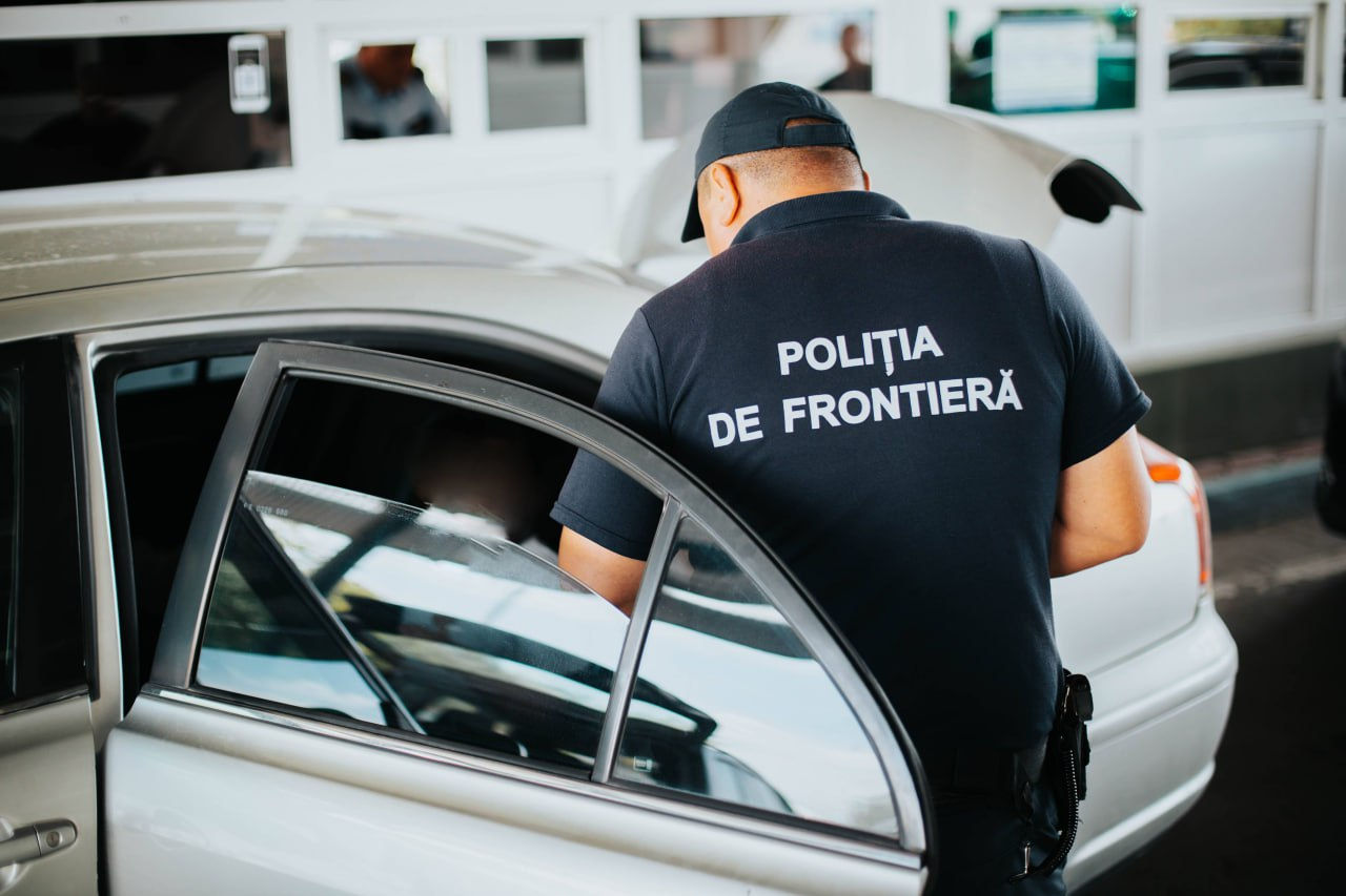 Patru încercări de a da mită la frontieră, înregistrate în ultimele 24 de ore.