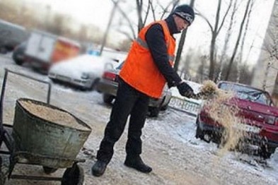 Для ликвидации гололеда в Комрате коммунальные службы используют песчано-соляную смесь. Фото: 44.ua