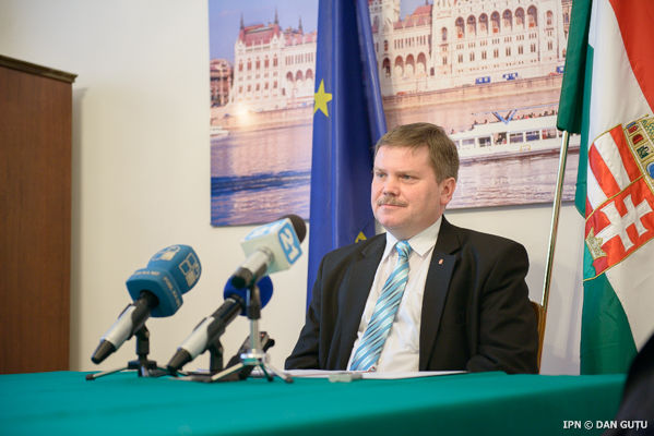 Ambasadorul a punctat, de asemenea, necesitatea investigării fraudelor din sistemul bancar şi pedepsirea celor vinovaţi.