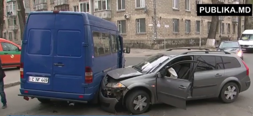 В микроавтобусе находились три пассажира. К счастью, никто не пострадал.