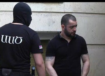 Айка Саргсяна обвиняют в незаконном хранении оружия и покушении на убийство жителя Еревана Давида Симоняна. 