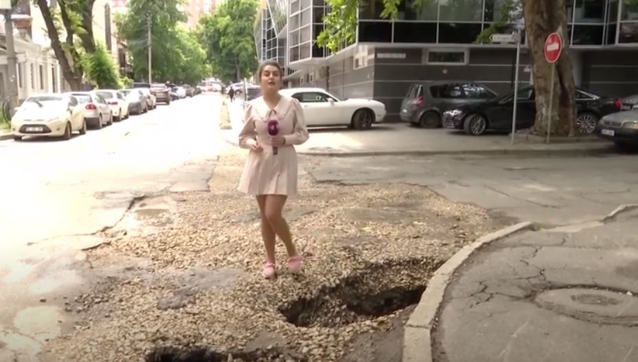 В центре Кишинева после проведенных работ остались огромные ямы.