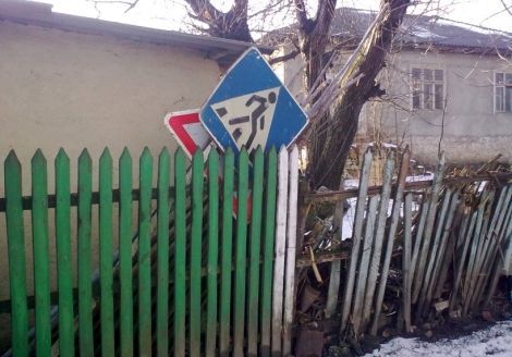 Patru tineri au fost reţinuţi în Rezina pentru furt de indicatoare rutiere. Acum acesştea riscă până la 4 ani de închisoare.