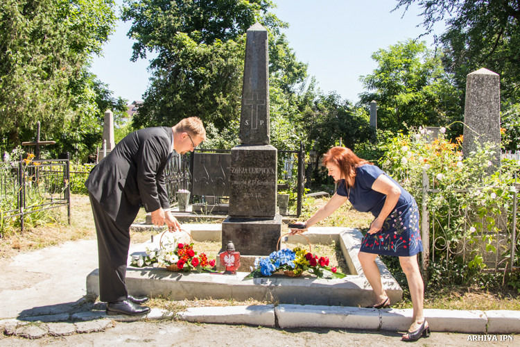 Польша продолжает восстановление надгробий на Католическом кладбище.
