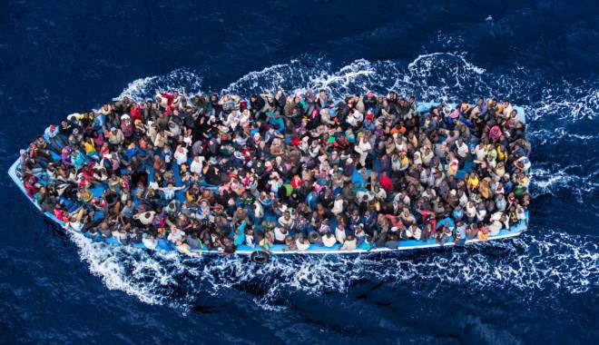 Aproape o mie de imigranţi, salvaţi într-o zi în largul Libiei în încercarea de a ajunge în Italia. Foto: criticatac.ro