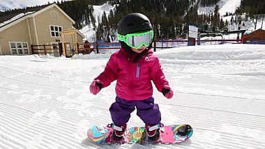 Pe snowboard de la 18 luni: A învaţat cum să îmblânzească zăpada