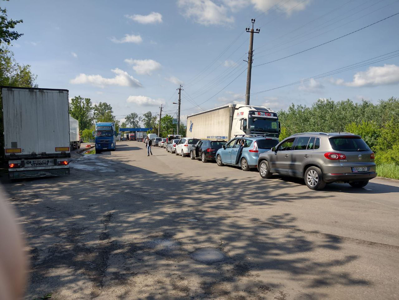 На КПП "Скулень" наблюдается повышенный поток пассажиров и автомобилей.