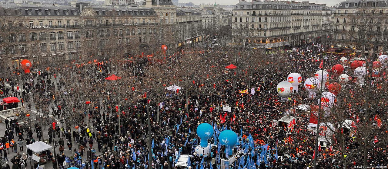 В Париже прошли новые протесты против пенсионной реформы.