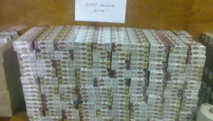 În noaptea de 26 martie, trei bărbați au fost reținuți de către poliția de frontieră Cuhnești în timp ce încercau să transporte ilegal 2,625 de pachete de țigări.
