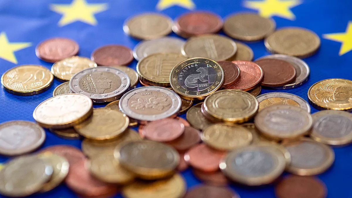 Trecerea la euro în Bulgaria provoacă presiune asupra băncilor și creșterea prețurilor.