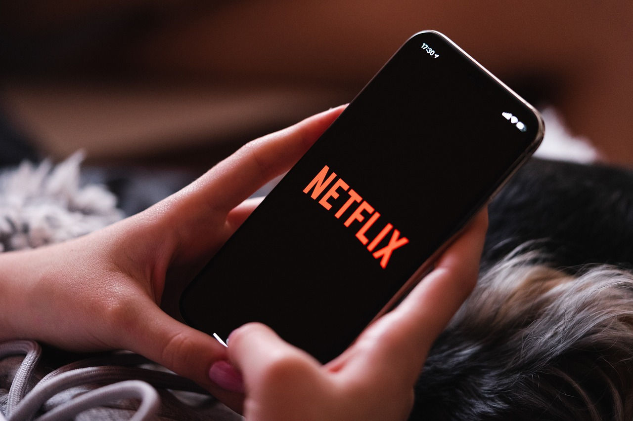 Netflix запустит вертикальную ленту и будет создавать рекламу с помощью ИИ.