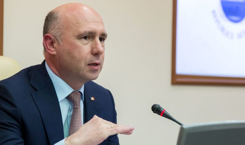 Premierul Pavel Filip cere ca vinieta să fie vândută şi în benzinării, şi online. Foto: gov.md
