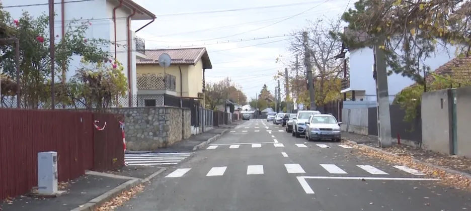 11 treceri de pietoni, amenajate pe o stradă de doar 260 de metri din România.
