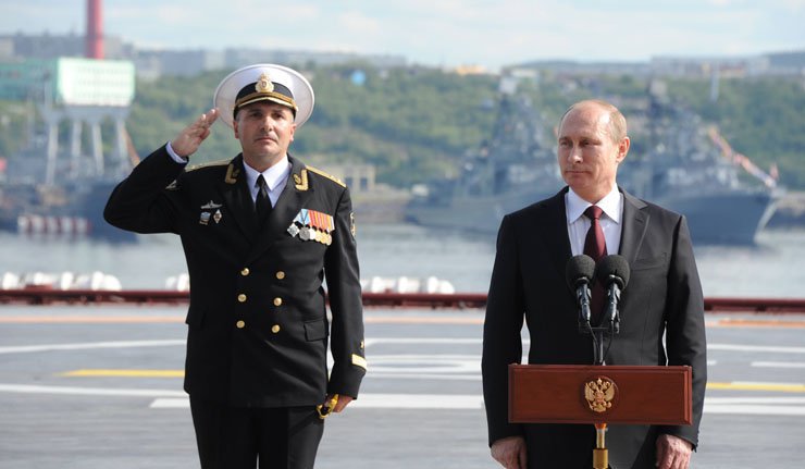 Путин принял доклад по видеоконференции, находясь на палубе тяжелого авианесущего крейсера в Североморске.