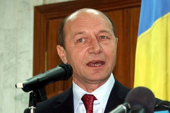 Президент Румынии призвал граждан страны выходить на протесты против Международного валютного фонда.