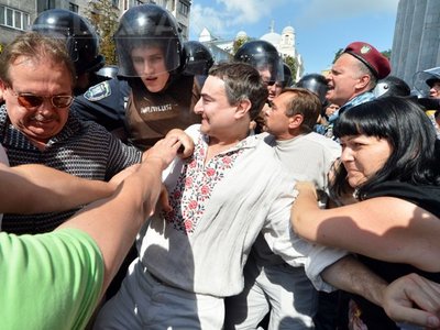 Confruntările au izbucnit între cei câteva sute de manifestanţi şi poliţie