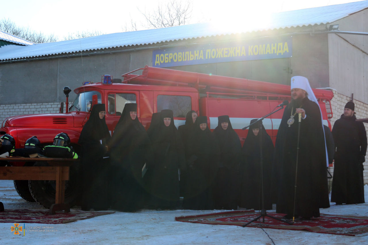 В Украине появилась добровольная команда пожарных-монашек.