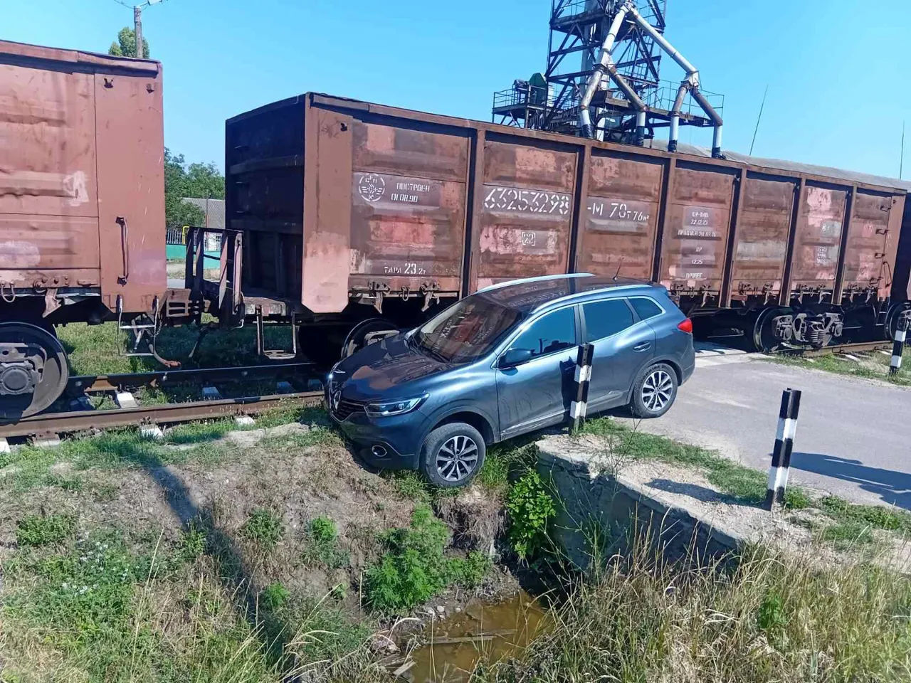 В Шолданештском районе поезд врезался в Renault, оказавшийся на путях.