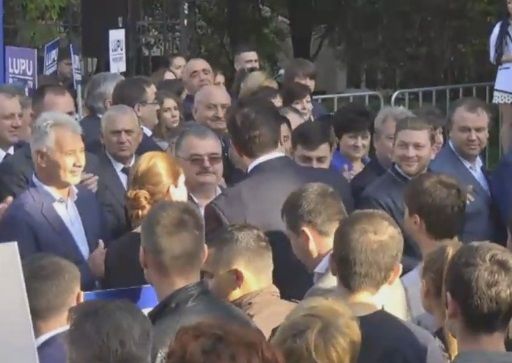 Лупу и Ганган приветствовали друг друга.
