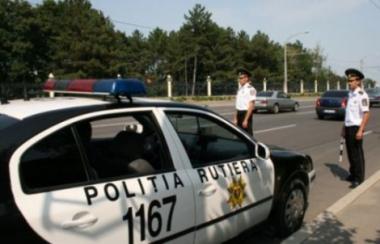 Ignorarea de către pietoni a semnalelor de dirijare a traficului rutier, se sancţionează cu avertisment sau cu amendă de la 100 – 200 lei