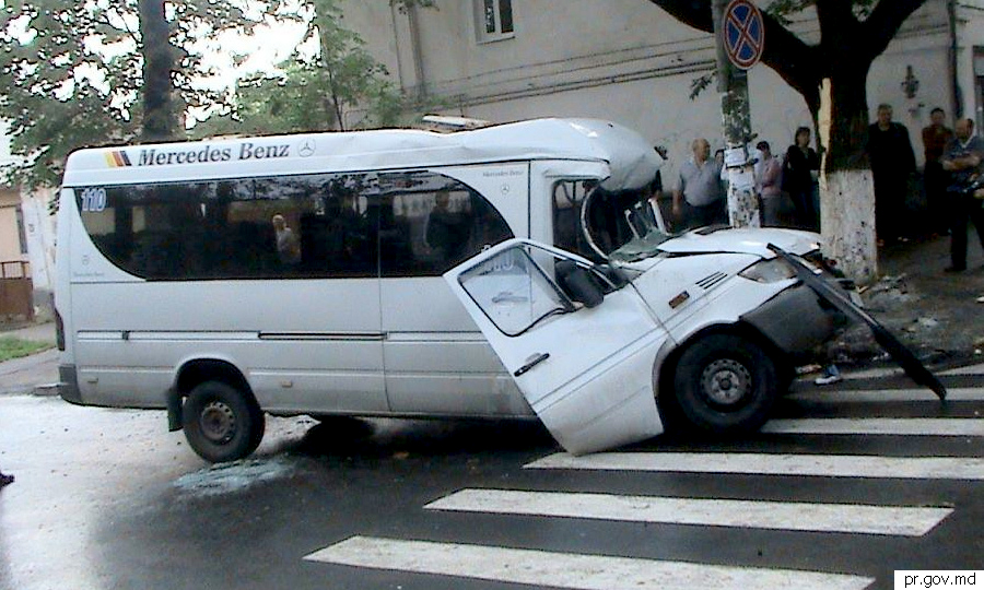 Водитель 110-го маршрутного такси, попавшего в аварию несколько недель назад в столице, скончался в больнице.