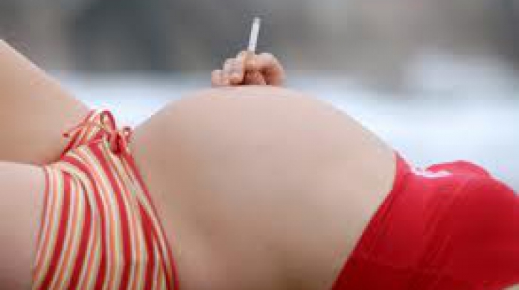 Dacă femeile fumează în perioada în care sunt gravide, fiicele lor vor avea un risc crescut de a dezvolta, la maturitate, obezitate şi diabet gestaţional.