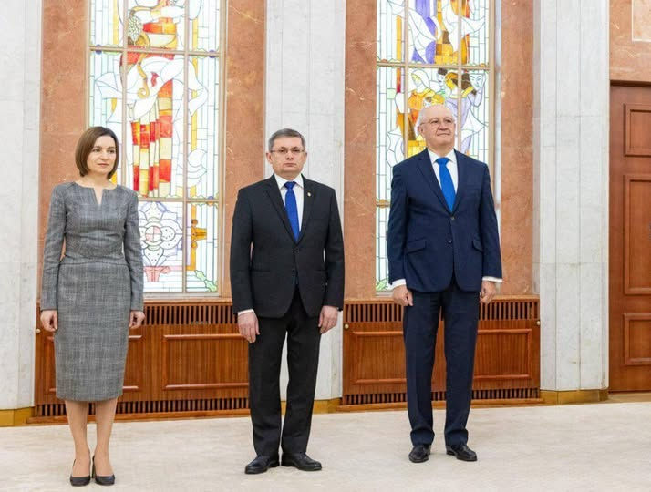 Минфин предлагает втрое повысить зарплаты президенту, премьер-министру и спикеру.